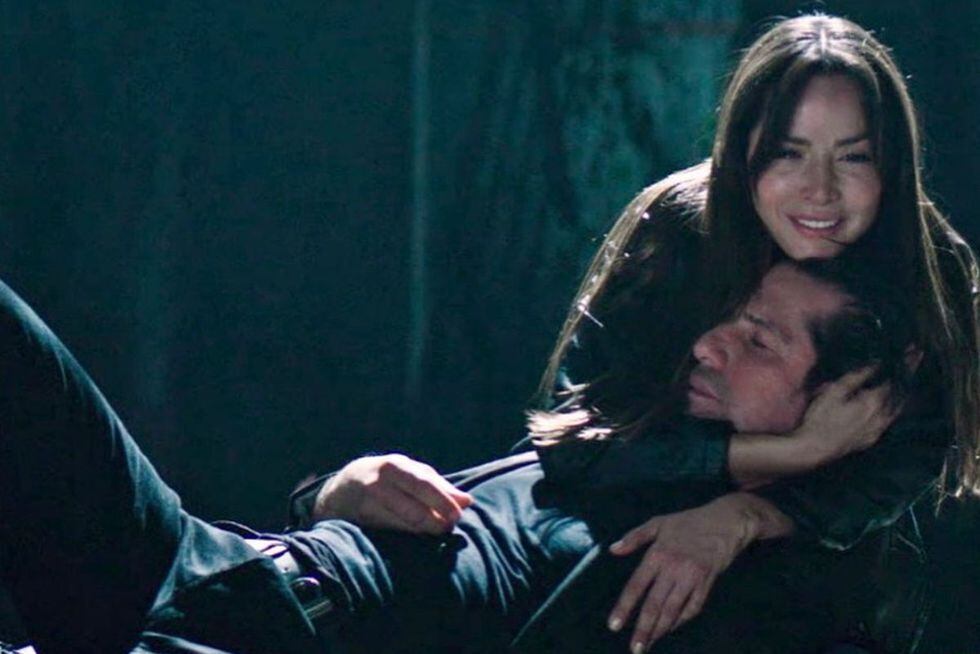 El momento en el que el Titi arriesga su vida para evitar que Catalina Santana sea baleada por la Diabla (Foto: El final del paraíso / Telemundo)