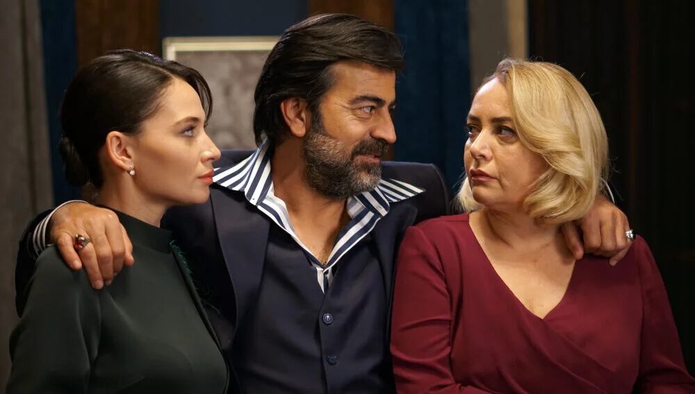 Betül cede ante las amenazas de Abdülkadir en la telenovela "Tierra amarga" (Foto: Tims & B Productions)