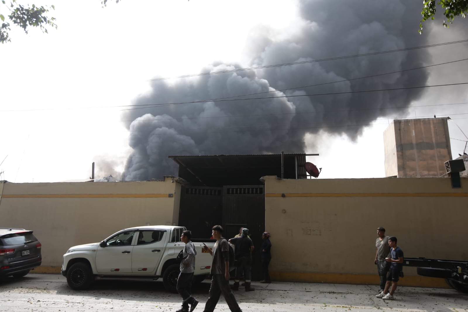 Gran preocupación entre los vecinos de Ate causó incendio en almacén de plásticos. (Violeta Ayasta/@photo.gec)
