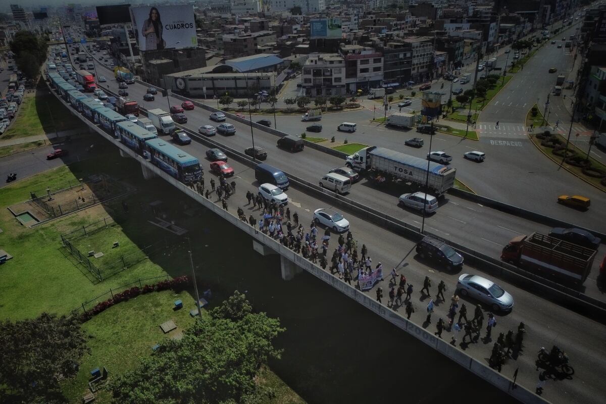 Transportistas de la empresa "El Chino", llegan al Congreso para protestar y exigir a las autoridades medidas contra las extorsiones, de las cuales son víctimas.
Fotos: Antonio Melgarejo/ @photo.gec