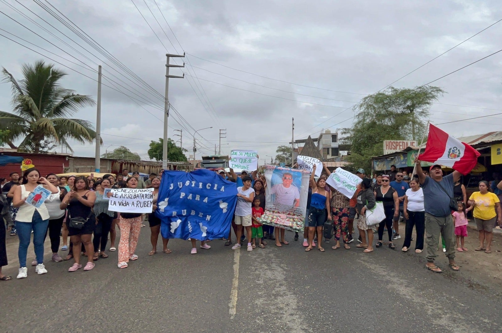 Pobladores de Piura exigen justicia tras muerte de padre de familia a manos de venezolanos.