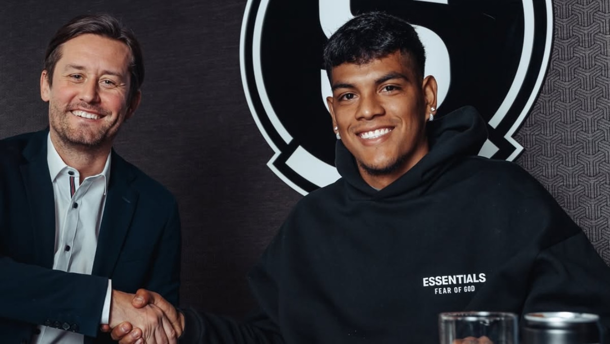 Joao Grimaldo y Tomas Rosicky, directivo del Sparta Praga. (Foto: @ACSparta_CZ)