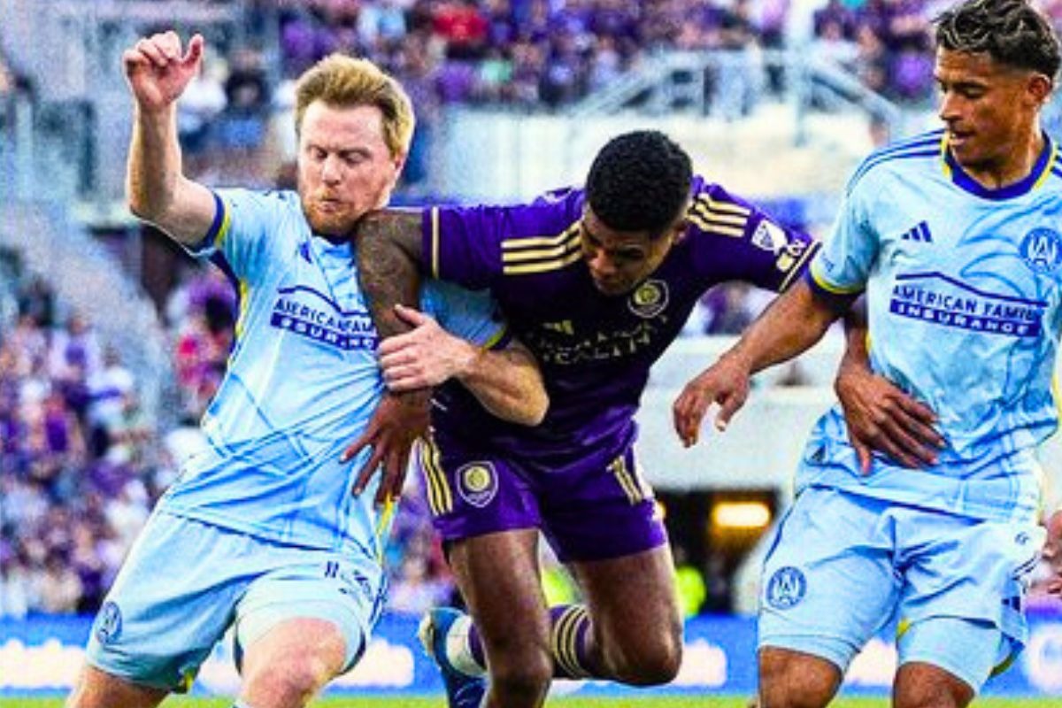 Wilder Cartagena lucha con dos rivales en el mediocampo en MLS (Foto: @orladocitySC)