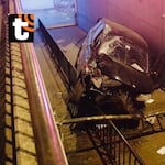 ¡De terror! Auto se despista, rompe la protección y cae al acceso subterráneo del Metropolitano del Centro Cívico