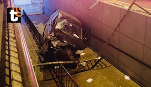¡De terror! Auto se despista, rompe la protección y cae al acceso subterráneo del Metropolitano del Centro Cívico