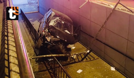¡De terror! Auto se despista, rompe la protección y cae al acceso subterráneo del Metropolitano del Centr...