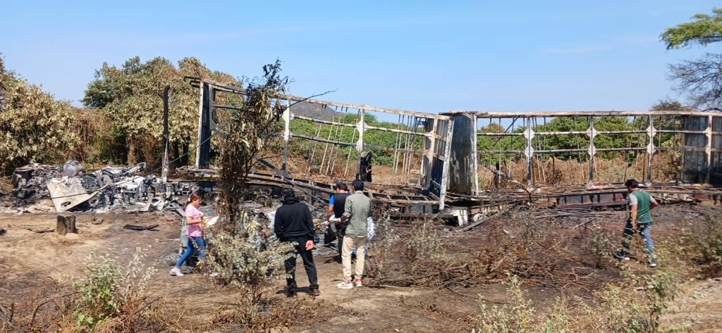 Piura: Chofer muere calcinado en automóvil que ardió en llamas tras chocar con tráiler.