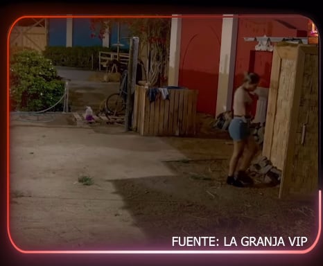 Pamela López entrando primero al baño de los peones de 'La Granja vip'.