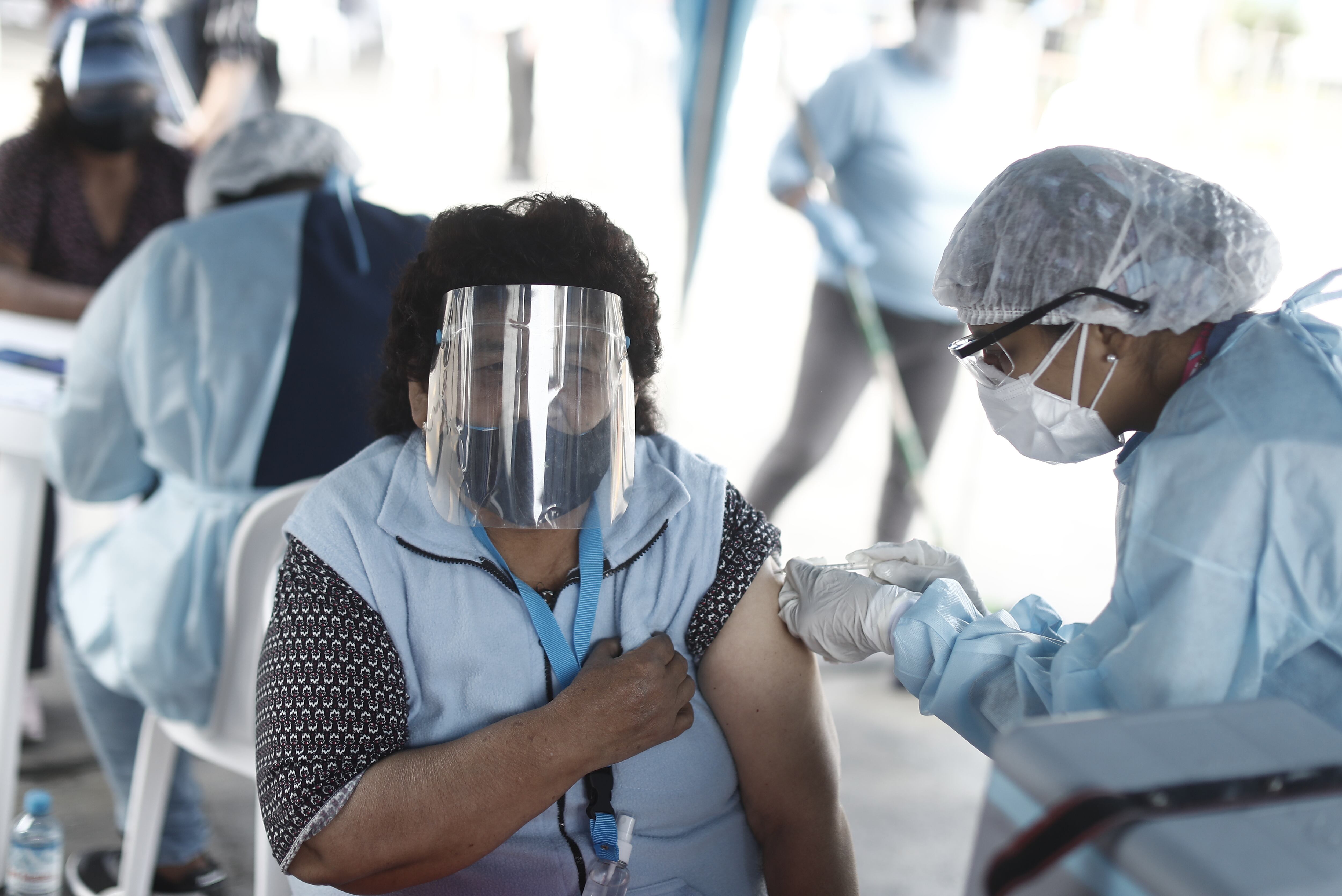 El ministro de la Producción, José Luis Chicoma, señaló que el gobierno espera comenzar el viernes 30 abril con la vacunación a las personas mayores de 70 años contra el COVID-19 (Foto: Cesar Campos/GEC)