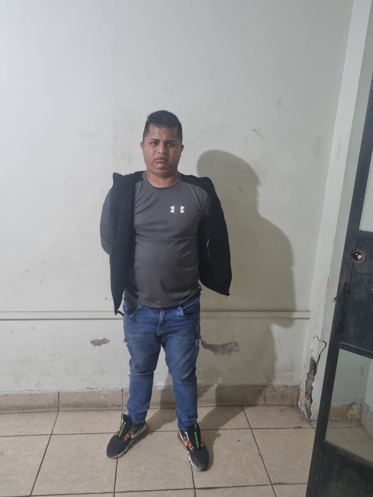 Dos presuntos asaltantes armados, a bordo de una moto lineal, que habrían asaltado a dos jóvenes, fueron atrapados. (foto: PNP)