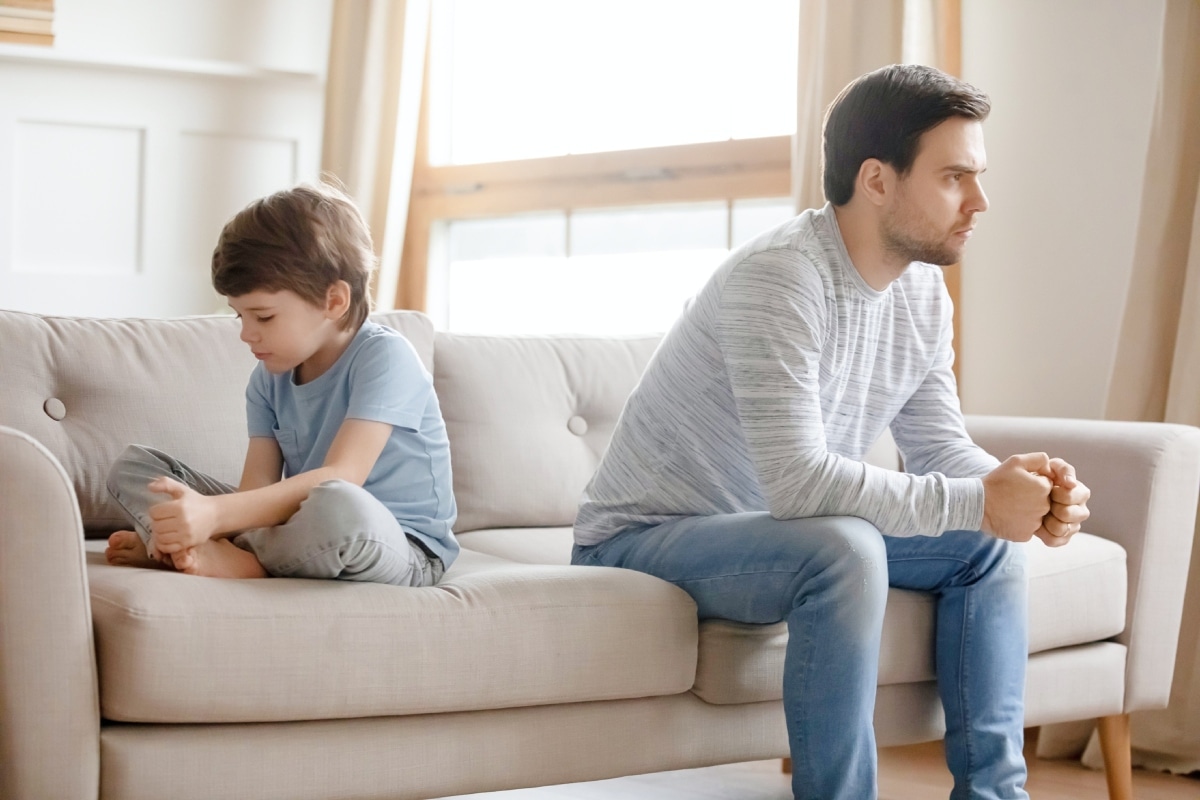 Hacer la ley del hielo a tus hijos perjudica su autoestima y bienestar mental. Foto: Istock.