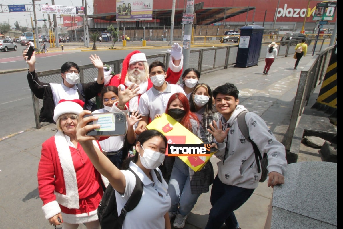 Personaje navideño lleva alegría, especialmente para los niños. (Entrevista Isabel Medina / Foto: Alan Ramírez) / Trome).