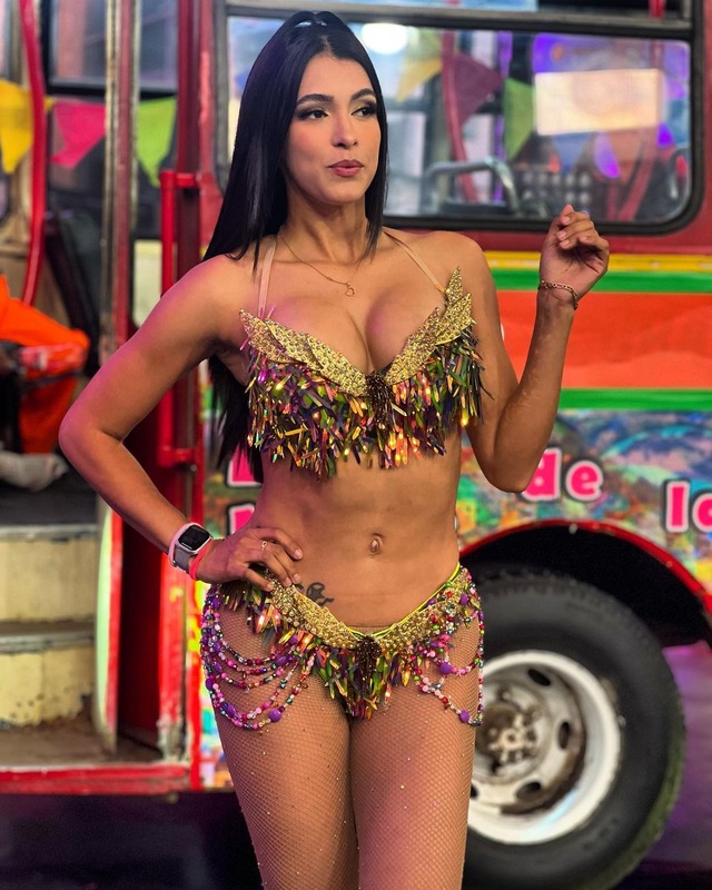 Samantha Batallanos, Angye Zapata, Arlette Rujel, Rossi Torrealba y Wesly Benavides, las bellas integtantes del Reventonazo. (Redes sociales)