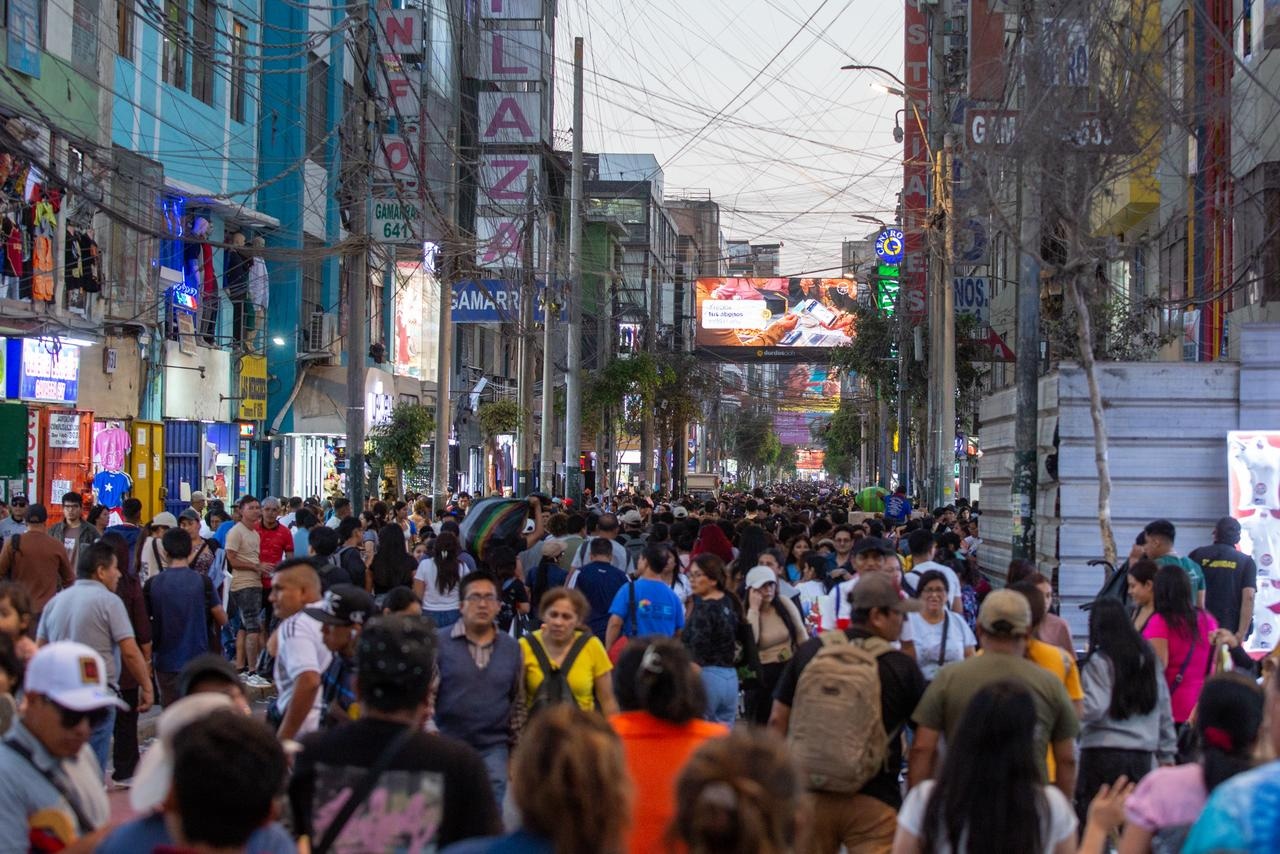 Calles lucieron atiborradas de Gamarra por la presencia del público y ambulantes. (Foto: Fernando Sangama / @photo.gec)