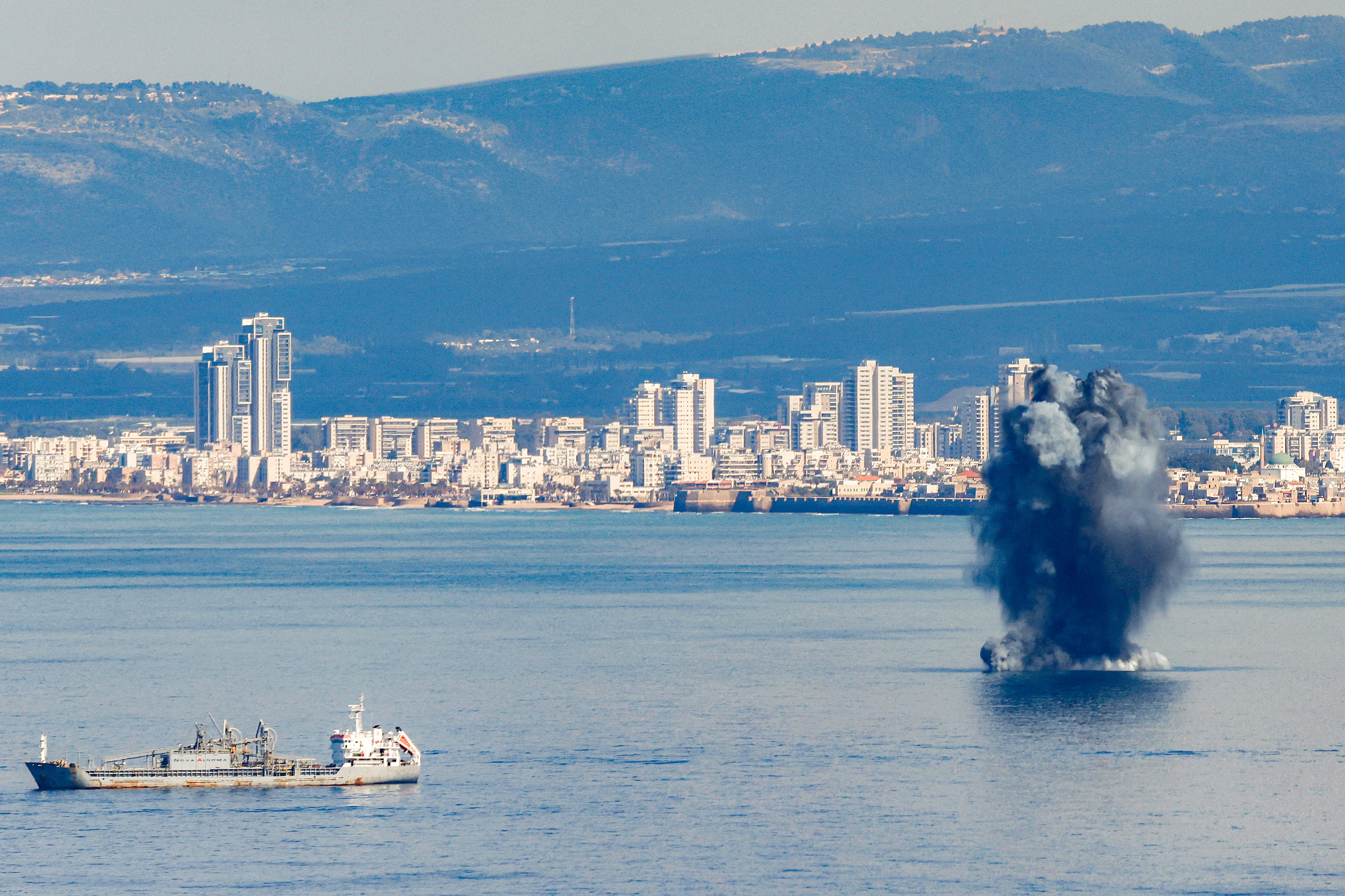 Un proyectil impacta sobre el agua en la bahía de Haifa, frente a la ciudad costera del norte de Israel, el 28 de febrero de 2026. (Foto de Jalaa MAREY / AFP).