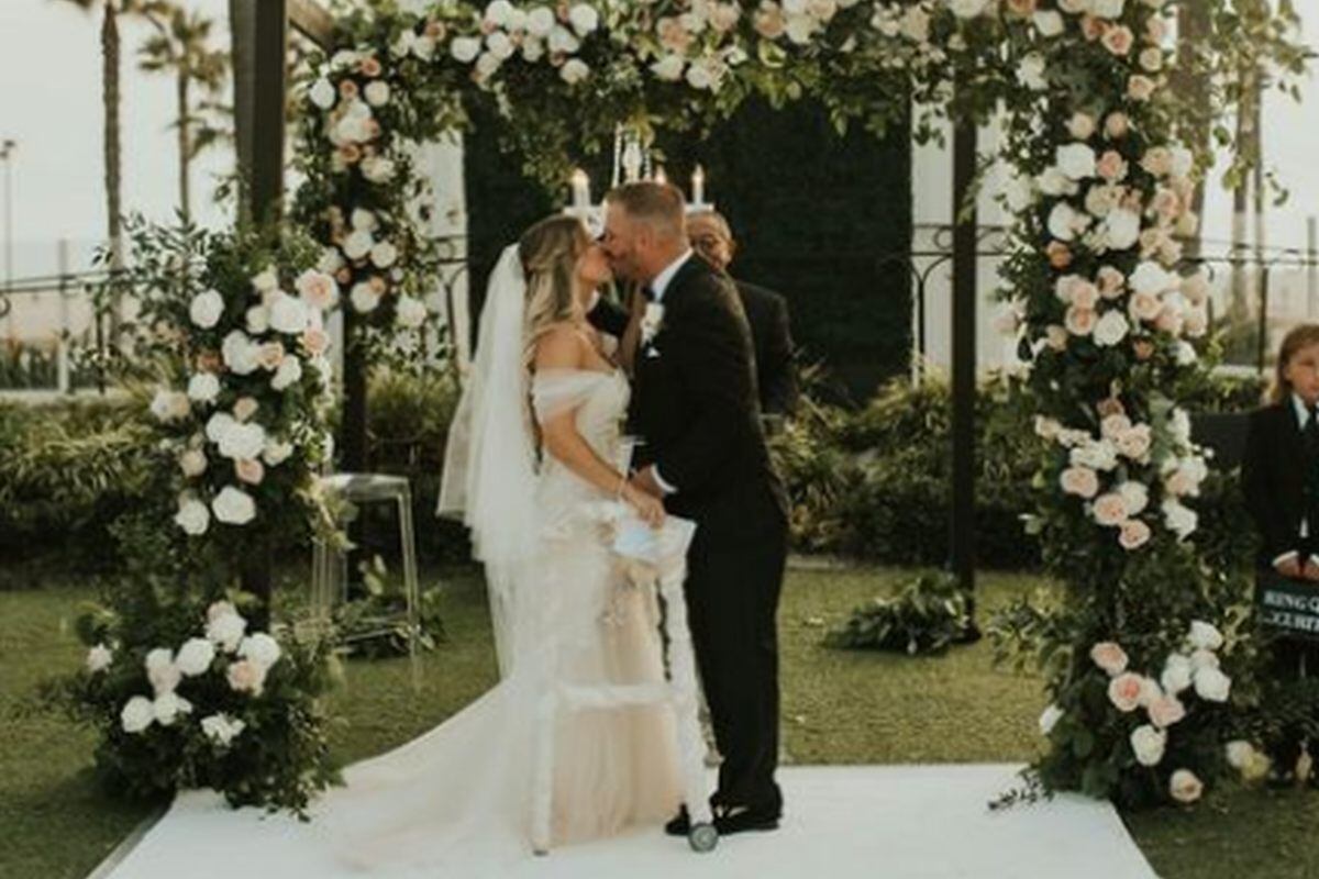 Chelsie Hill usó unos aparatos ortopédicos y un andador para sorprender a su novio en el día de la boda. (Foto: @chelsiehill / Instagram)