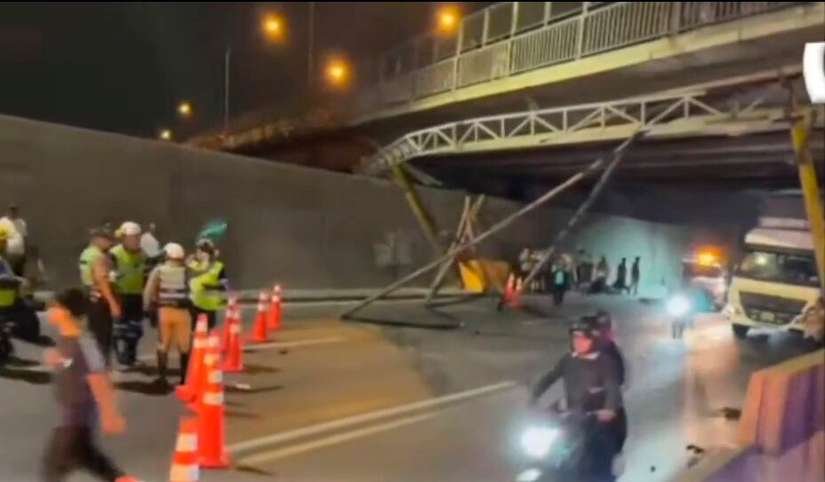 Autoridades tuvieron que restringir el paso bajo el puente Ricardo Palma. (24 horas)