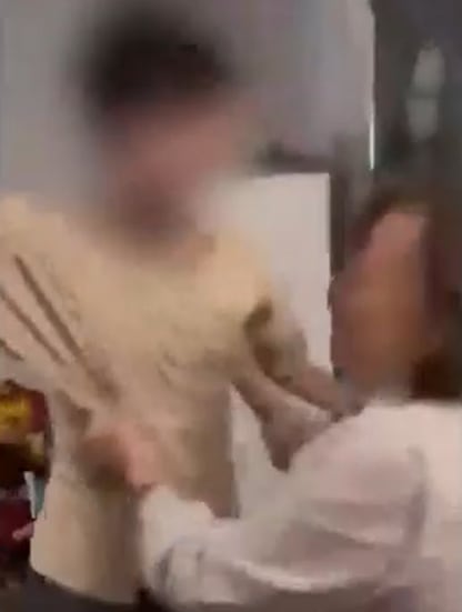 Constanza Traverso Flores y su nieto de 17 años
