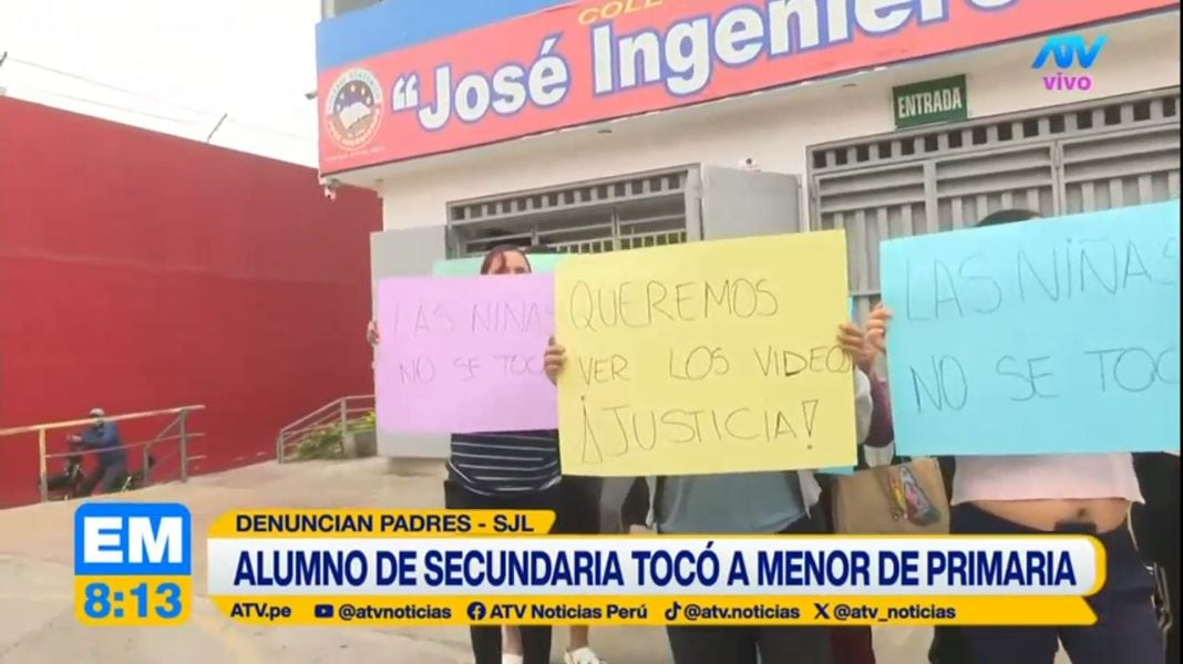 Un grupo de madres protestó en las afueras del colegio José Ingenieros de San Juan de Lurigancho. Foto: ATV