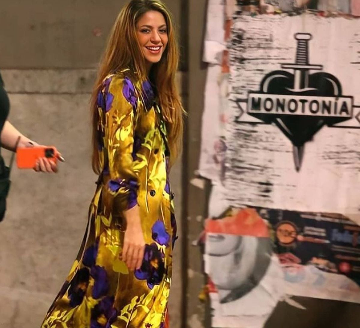 La cantante ingresando a la filmación mientras saludaba al público que se apostó a las afueras (Foto: Shakiragiddy / Instagram)