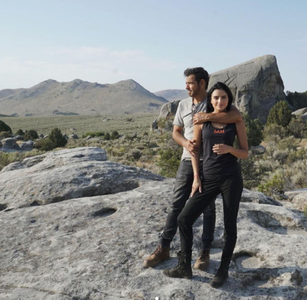 “Tenía solo 23 años cuando me enteré que venías en camino. Tenía miedo de convertirme en papá… pero todo cambió cuando te pude abrazar. La frase ‘Eres lo mejor que no quería que me pasara’ en ‘No se aceptan devoluciones’ la escribí pensando en ti”, escribió la estrella sobre su hija (Foto: Instagram/Eugenio Derbez