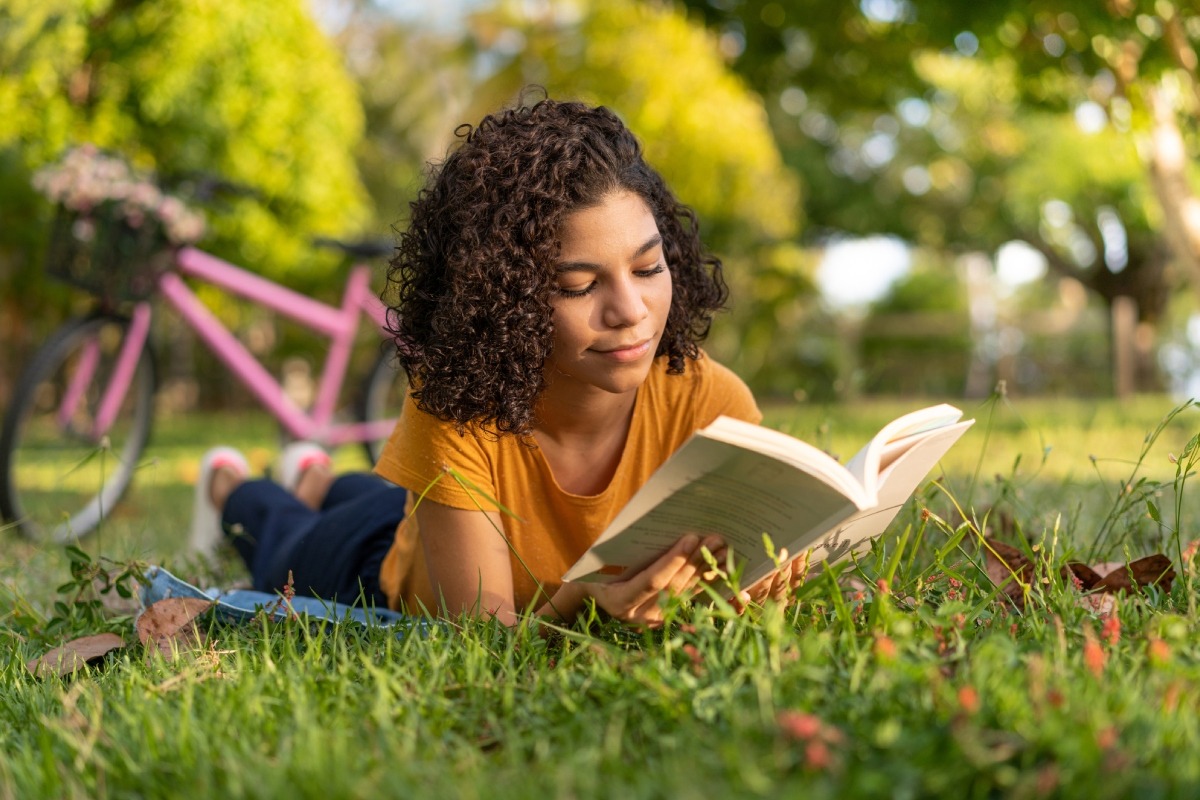 La biblioterapia te ayudará a 'cambiar el chip' y reconectar contigo mismo para empezar este nuevo año totalmente recargado. Foto: Istock.