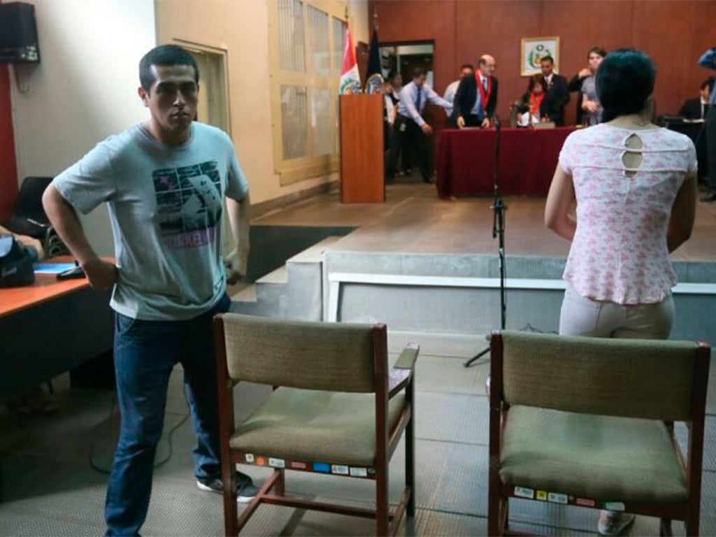 Marco Arenas así reaccionó al ver a la prensa. Ni siquiera se inmutó tras leerse su condena a 20 años de prisión. (Foto: Miguel Bellido / El Comercio)