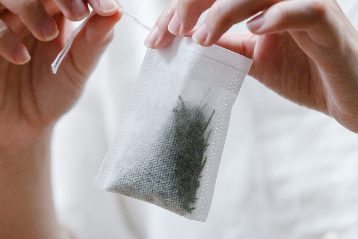 Las bolsitas de té ya usadas se pueden utilizar para tus sandalias. (Foto: Pexels)