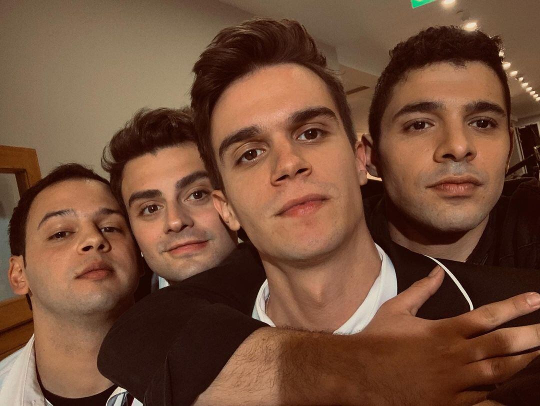 Eren Ören junto a Celil Nalçakan, Halit Özgür Sarı, Yiğit Koçak, Su Burcu Yazgı Coşkun y Aylin Akpınar, actores de la serie "Hermanos" (Foto: Eren Ören/ Instagram)