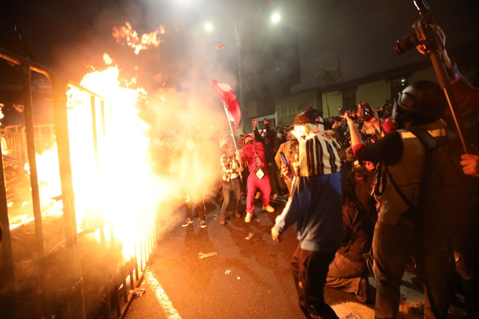 Diversos colectivos sociales, gremios de transportistas, federaciones universitarias y organizaciones ciudadanas han anunciado su participación en el paro y movilización nacional convocados para este miércoles. La convocatoria, que surgió de manera descentralizada, fue consolidándose durante el último fin de semana tras una serie de reuniones entre representantes de la sociedad civil, jóvenes de la llamada Generación Z y dirigentes del sector transporte, quienes expresaron su rechazo a la actual situación política y económica del país.
Fotos: Diana Marcelo/ @photo.gec