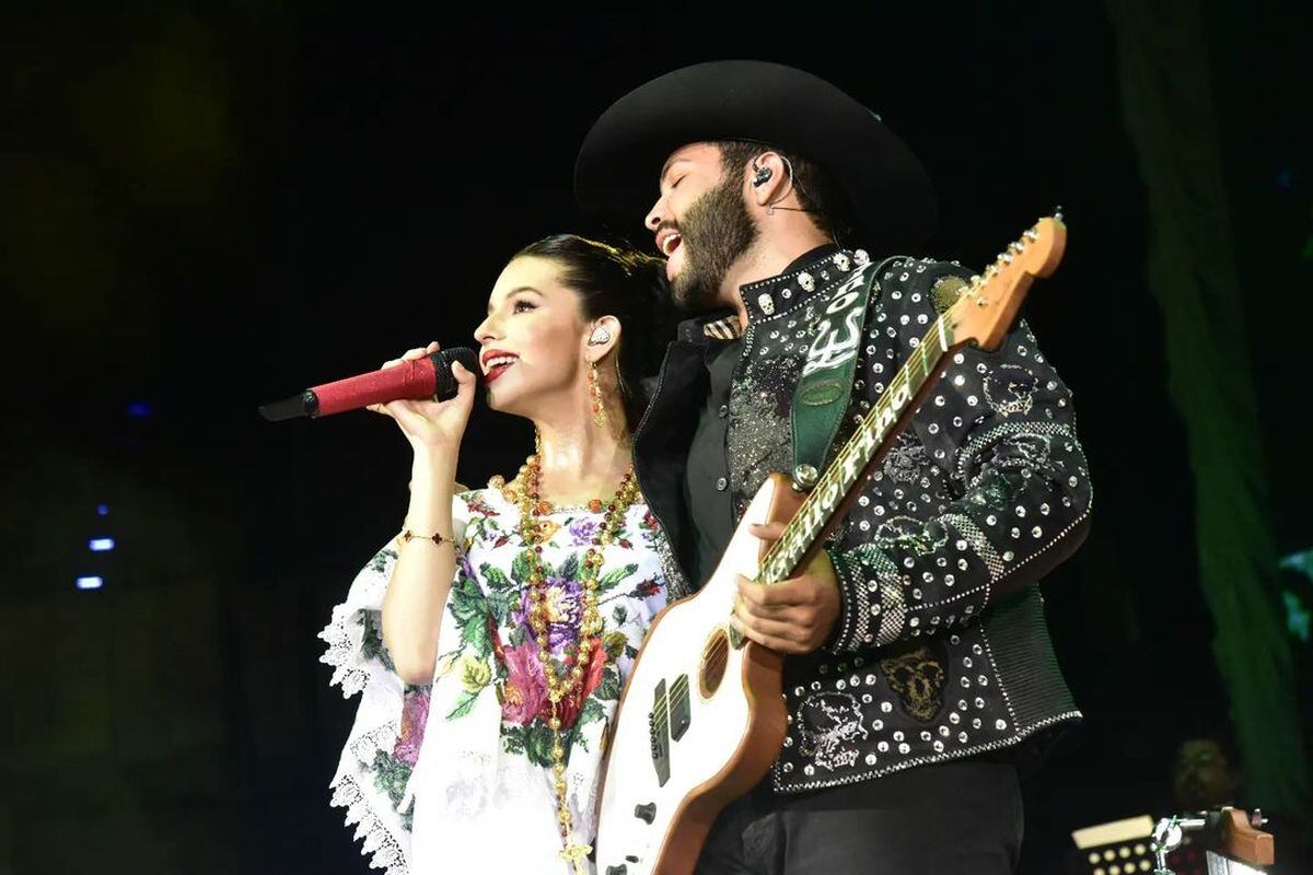 Acá cantando junto a su hermana menor, Ángela (Foto: Leonardo Aguilar / Instagram)
