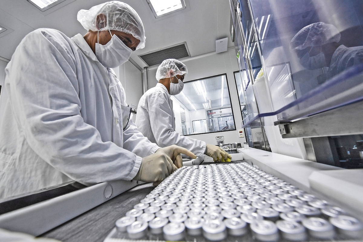 Empleados trabajan en la línea de producción de la vacuna de Sinovac contra el coronavirus COVID-19 en el centro de producción biomédica de Butantan, en Sao Paulo, Brasil. (NELSON ALMEIDA/AFP).