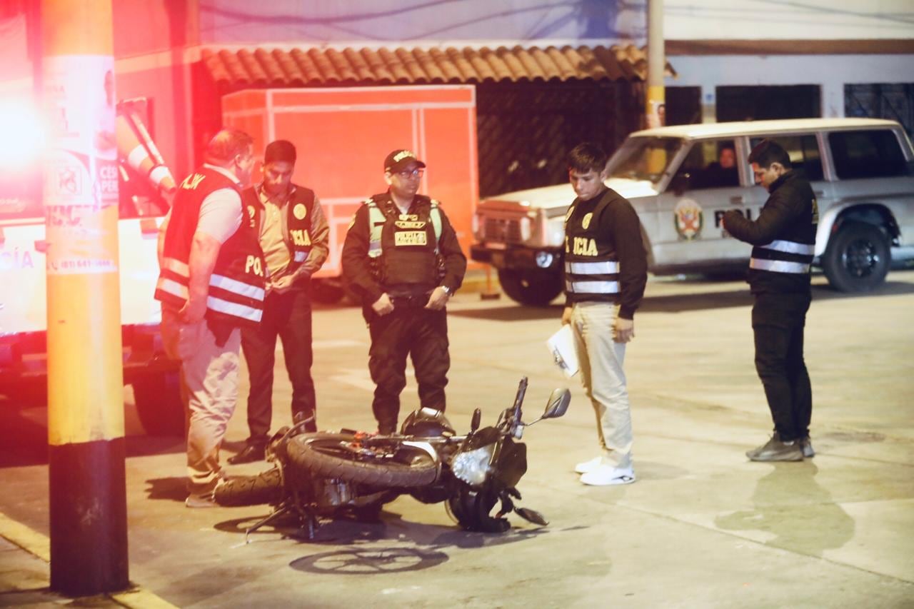 Delincuentes dejaron abandonada motocicleta afuera de pollada bailable en Breña. (Fotos: César.grados@photo.gec)