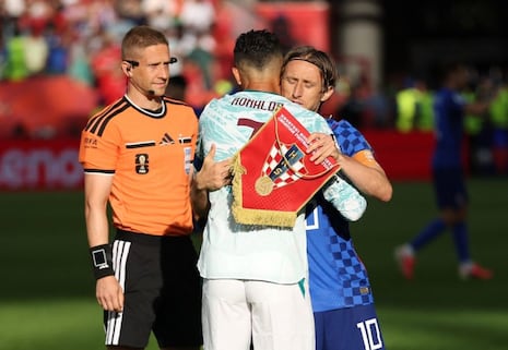¡Una leyenda continúa! Con gol de Cristiano Ronaldo, Portugal se impuso 2-1 a Croacia y sigue en el Mundi...
