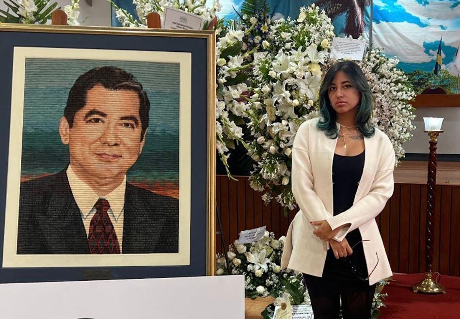 Roshel Amuruz en el velatorio de su padre en octubre de 2022.