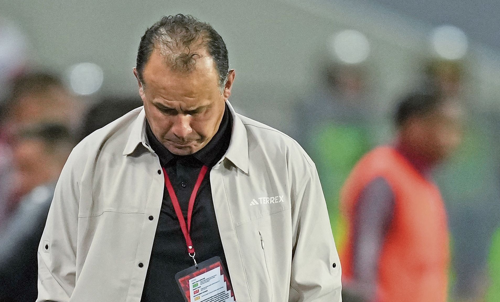 El Bombardero sobre Reynoso. (AP Photo/Martin Mejia)