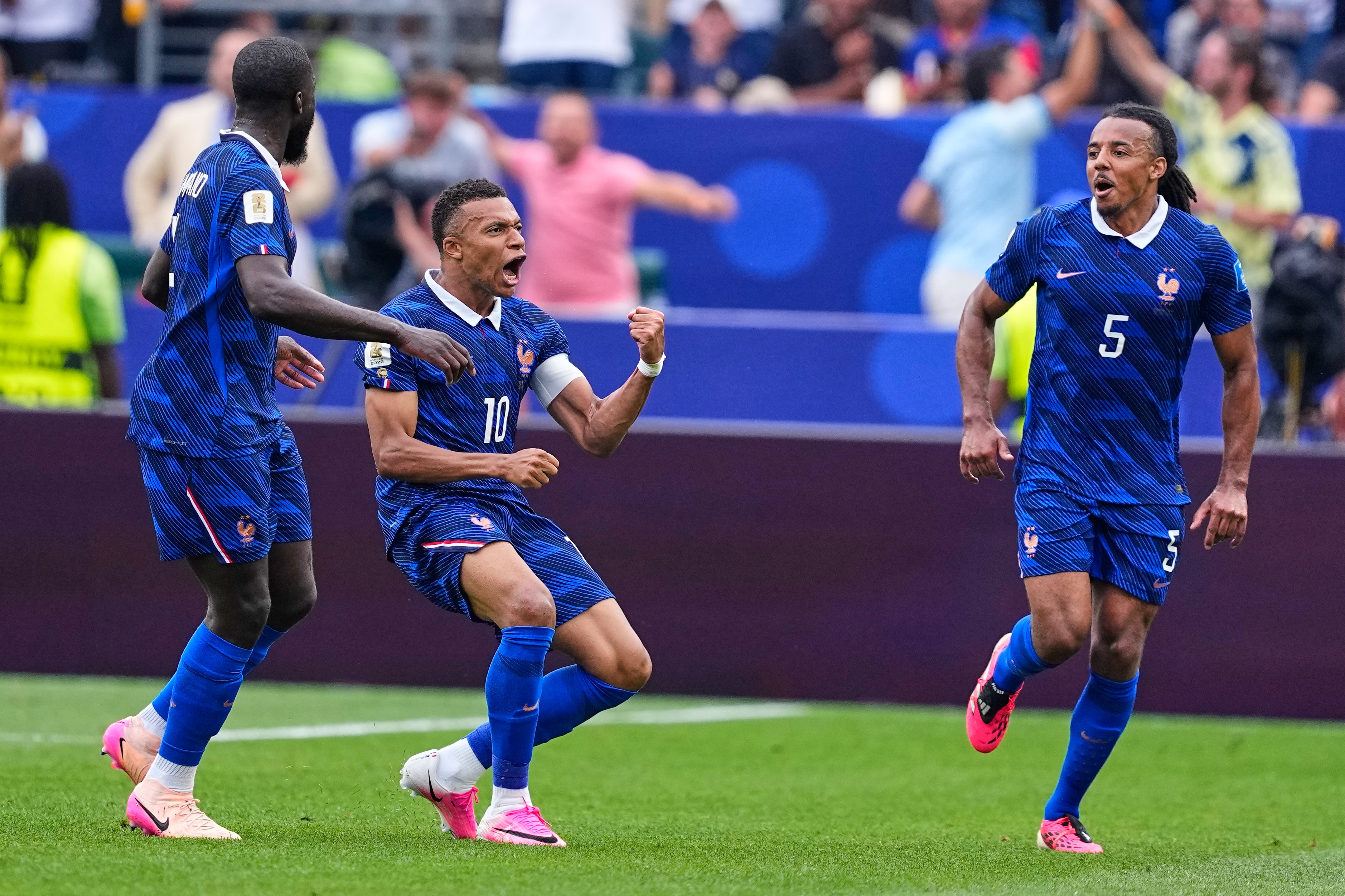 Kylian Mbappe anotó su gol número 15, en el duelo Francia - Irak. (AP Photo/Petr David Josek)