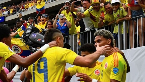 Selección de Ccolombia festeja su triiunfo ante Uruguay (Foto: AFP)