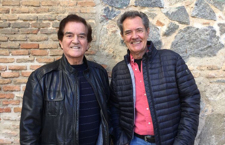 Manuel de la Calva y Ramón Arcusa, el ‘Dúo Dinámico’, interpretan la canción original de 'Resistiré', himno de la pandemia. (Foto: Daniel Portes en Sitges)