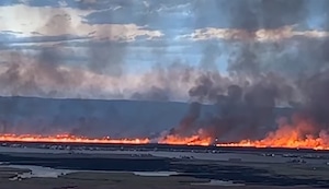 ¡Infierno en el lago Titicaca! Voraz incendio arrasa totorales y amenaza las islas flotantes de Los Uros en Puno