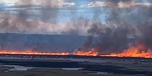 Alerta en el lago Titicaca: incendio en los totorales de Los Uros amenaza viviendas de la comunidad. Foto: Captura de video/Canal N