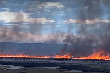 ¡Infierno en el lago Titicaca! Voraz incendio arrasa totorales y amenaza las islas flotantes de Los Uros ...