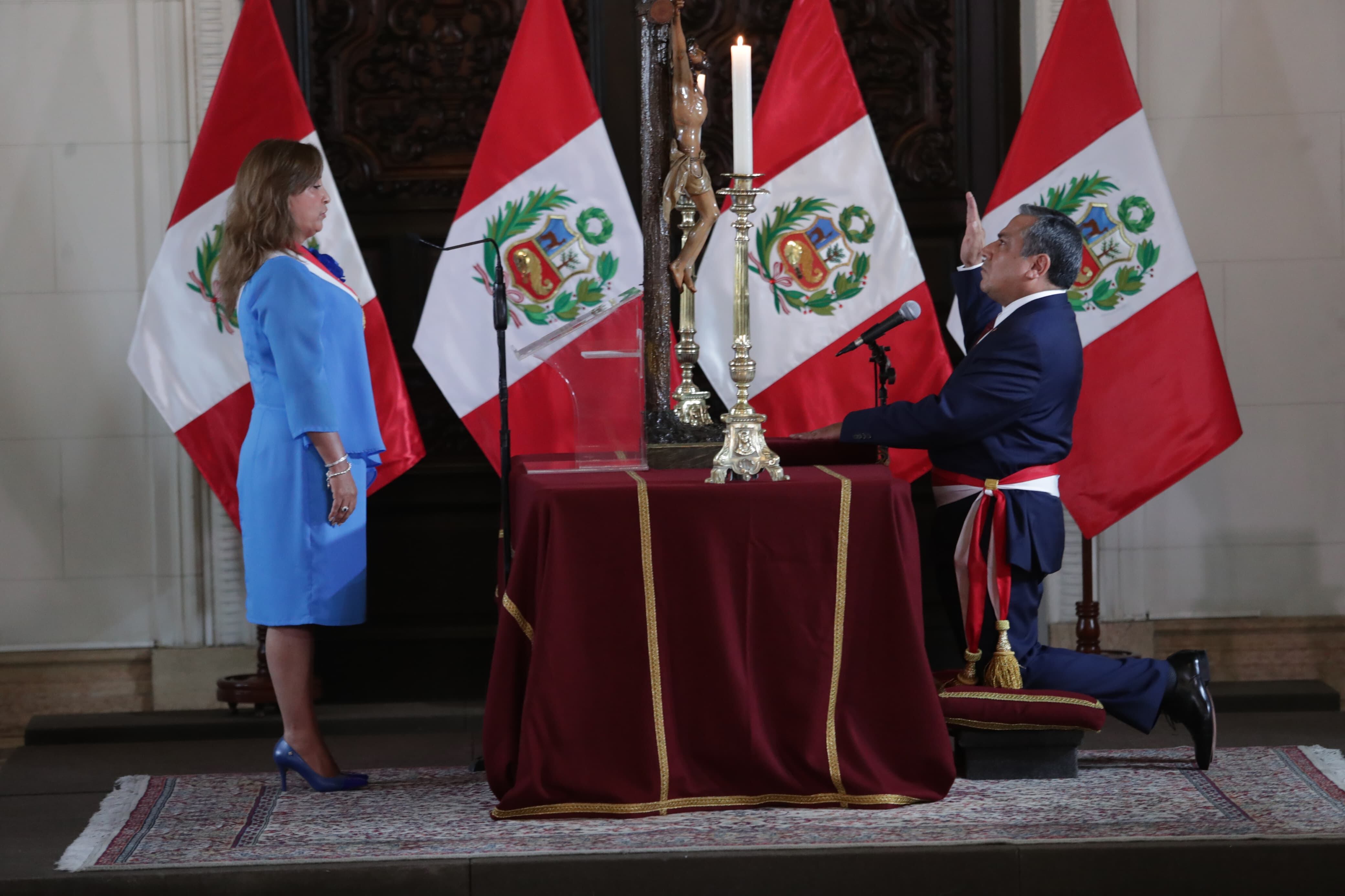 Gustavo Adrianzén juramentó hoy como nuevo primer ministro.