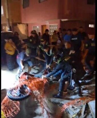 Policía cayó con motocicleta dentro de forado de tres metros de profundidad. (Prensa Chalaca)