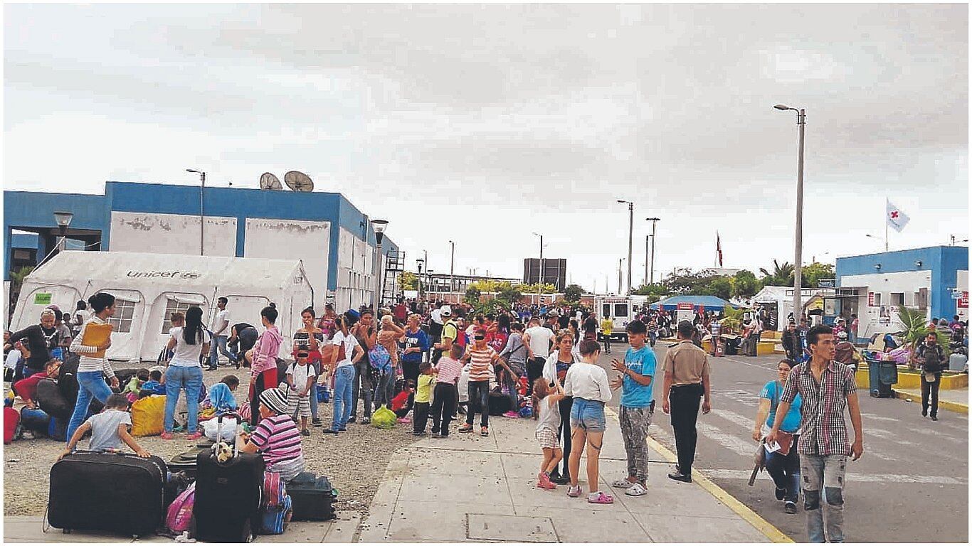 Más de un centenar de niños migrantes en espera en el Cebaf para ingresar a Perú