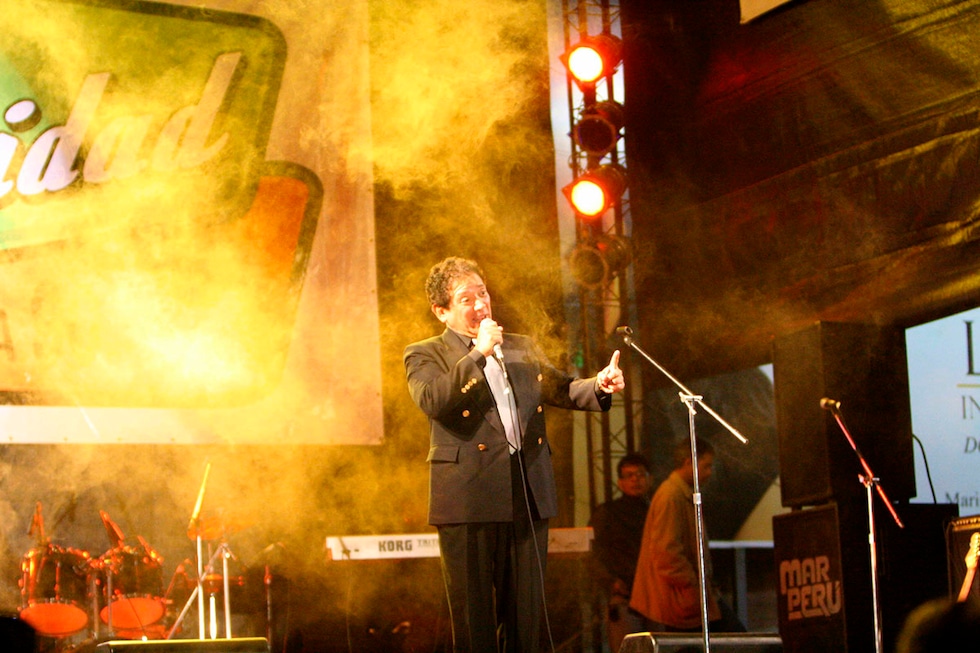 Rulli Rendo, el exitoso artista y ganador de numerosos reconocimientos a lo largo de su carrera, toda una institución en el mundo musical, hoy cumple 77 años de edad y continúa vigente, siempre con música de la nueva ola y los clásicos "popurrís" que hicieron bailar, a toda una generación. ¡Feliz cumpleaños Rulli!
<div>
<a href="https://www.tiendaelcomercio.com/" target="_blank">
<img src=https://cloudfront-us-east-1.images.arcpublishing.com/elcomercio/XVX2QLAMXNGRFOZYJHTK2CI3HA.jpg width="100%">
</a>
</div>