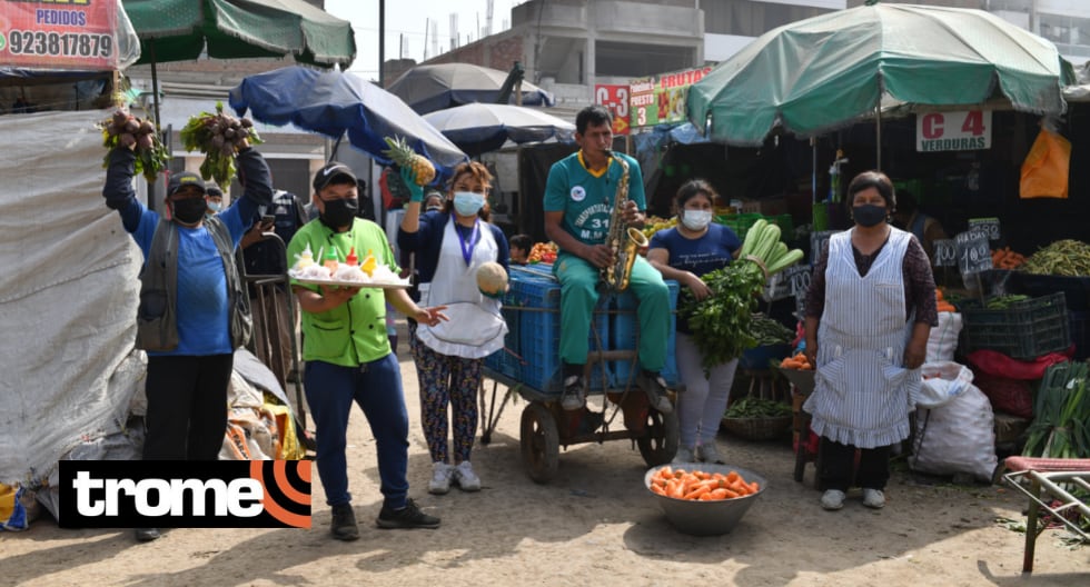 Cargador tiene orquesta folclórica y toca el saxofón