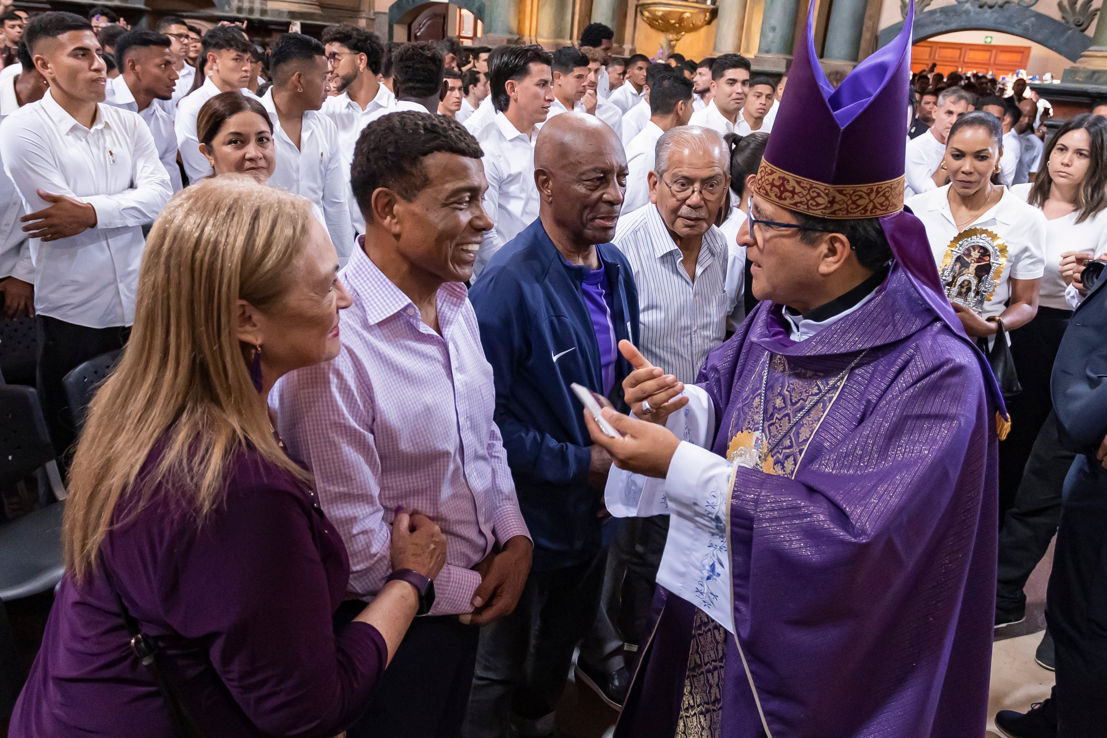 El Club Alianza Lima visitó la iglesia de Las Nazarenas, para celebrar la tradicional misa en homenaje al Señor de los Milagros.