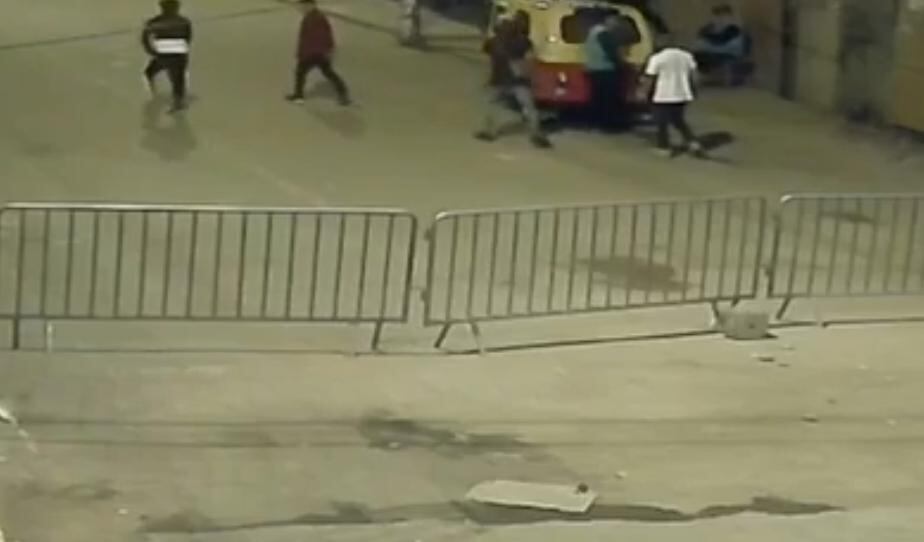 Una banda de asaltantes rodearon a un hombre y robaron pertenencias delante de dos miembros de serenazgo de San Juan de Miraflores.