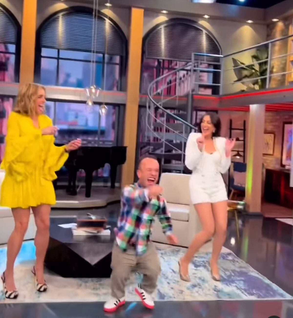 Dayanara y Lili en acción en el programa (Foto: Captura de pantalla / Dayanara Torres / Instagram)